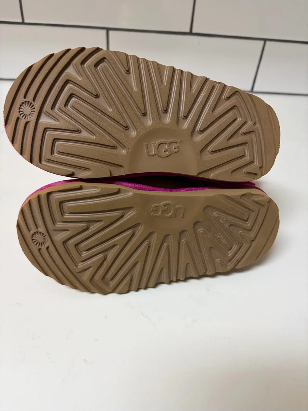 UGG Kids Bailey Bow Boot - Chestnut with Hot Pink Bows